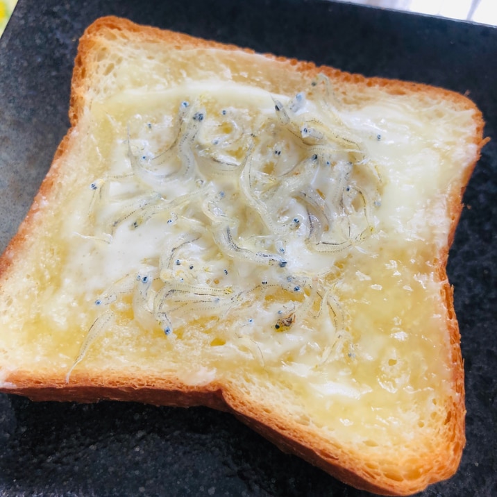 カマンベールチーズのしらすトースト